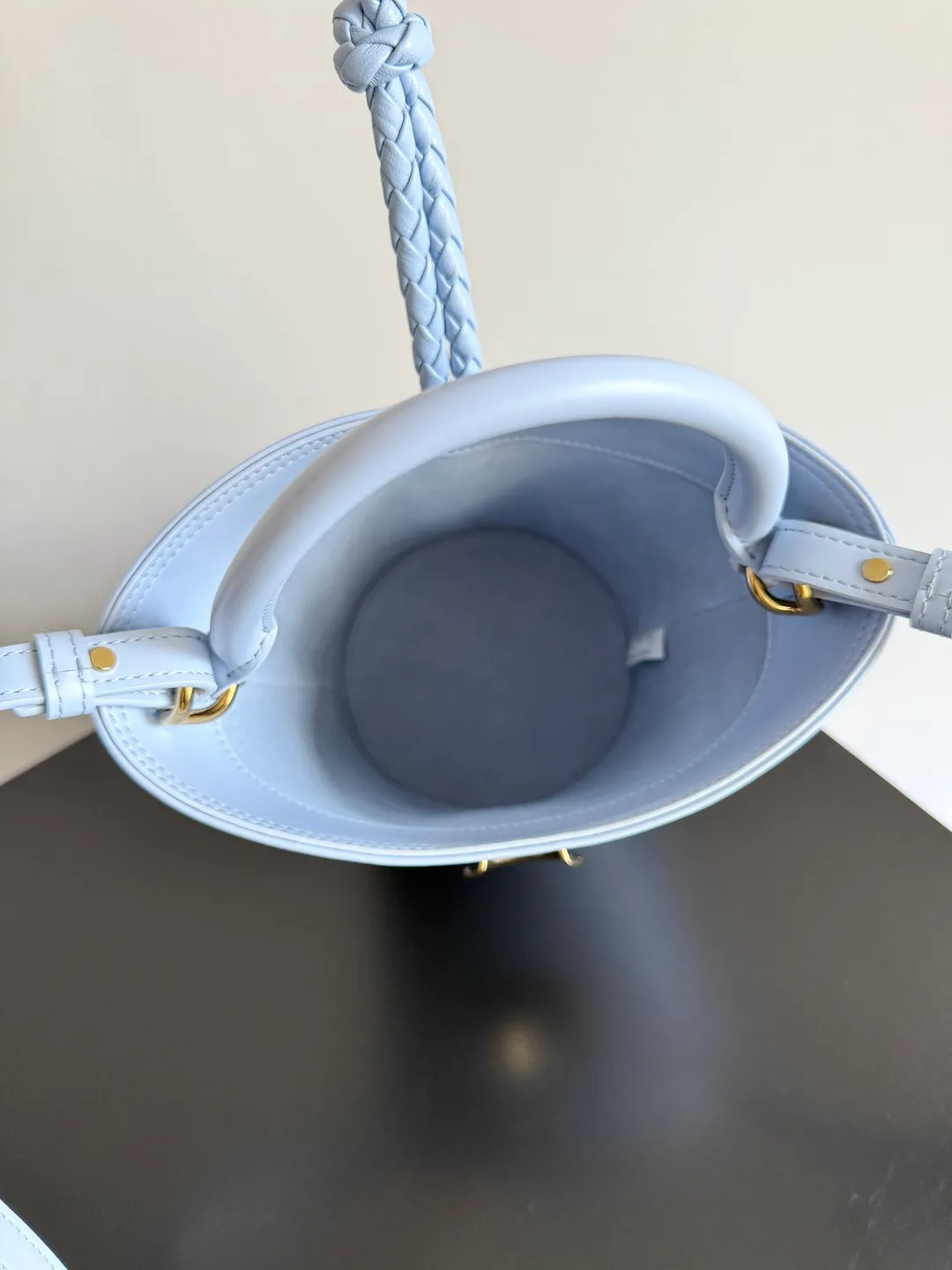 Batch 1620 BOTTEGA VENETA 2025 new women's LIBERTA small bucket bag The wind of "freedom" is still blowing towards summer🫧Unique bag shape and large enough capacity. This kind of small bag has always been very popular in summer. It can easily store essential items such as sunscreen and mini 5-fold umbrella when carrying it when going out. It uses braided knots and horseshoe buckle shapes. The metal ring is used for opening and closing, and the classic weaving is only used as an embellishment here, giving way to the simplicity of all-leather. It is a true combination of innovation and classics. It is also equipped with a detachable long shoulder strap. Friends who don’t like to carry it on the shoulder can only buy this bag and have more choices. Style number: 815244 Size: 22*18*15cm